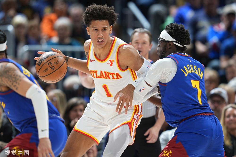 他用手指向 他用手指向